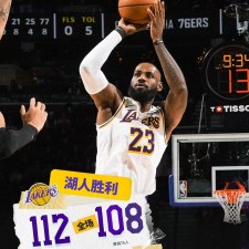 LeBron James incarne une légende immortelle, son maillot violet et or perpétuant son règne.